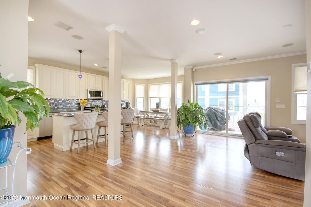 Dining room, Interior, Kitchen, Pendant Lights, Recessed Lighting, Wood Texture Flooring