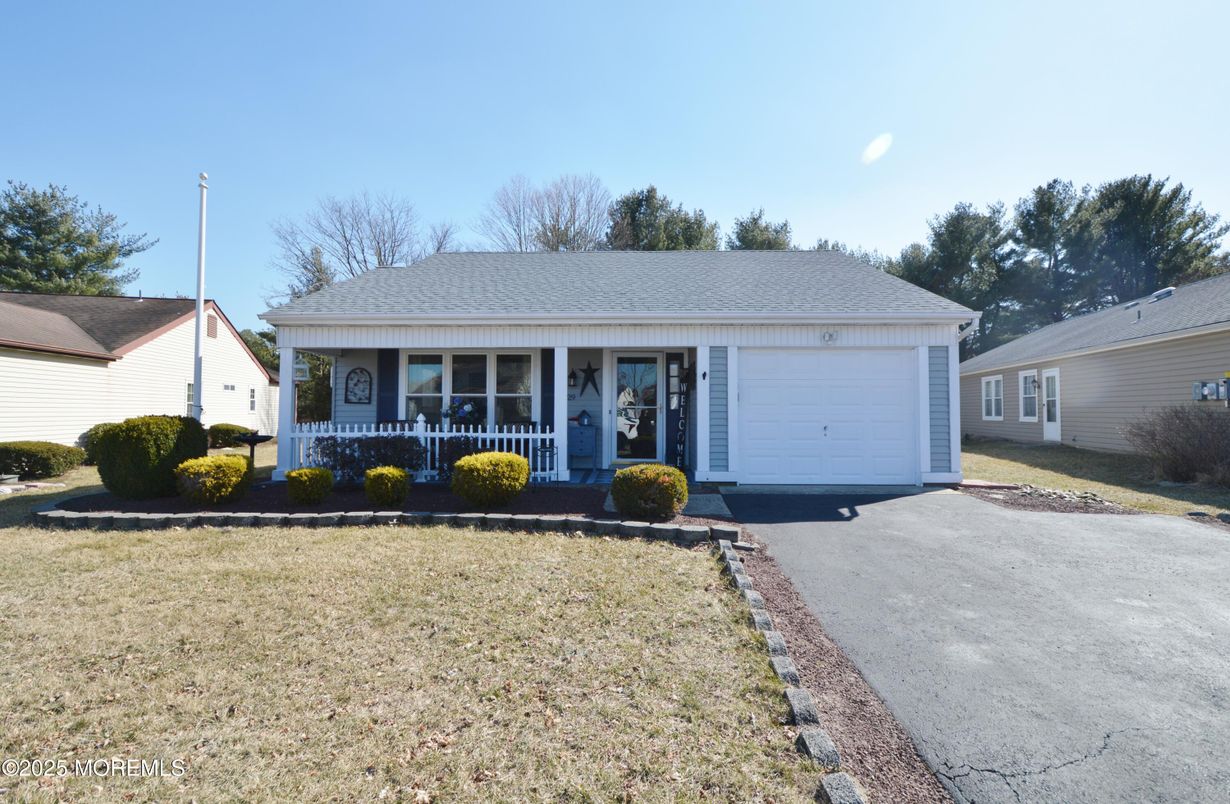 Attached, Exterior, Facade, Ranch
