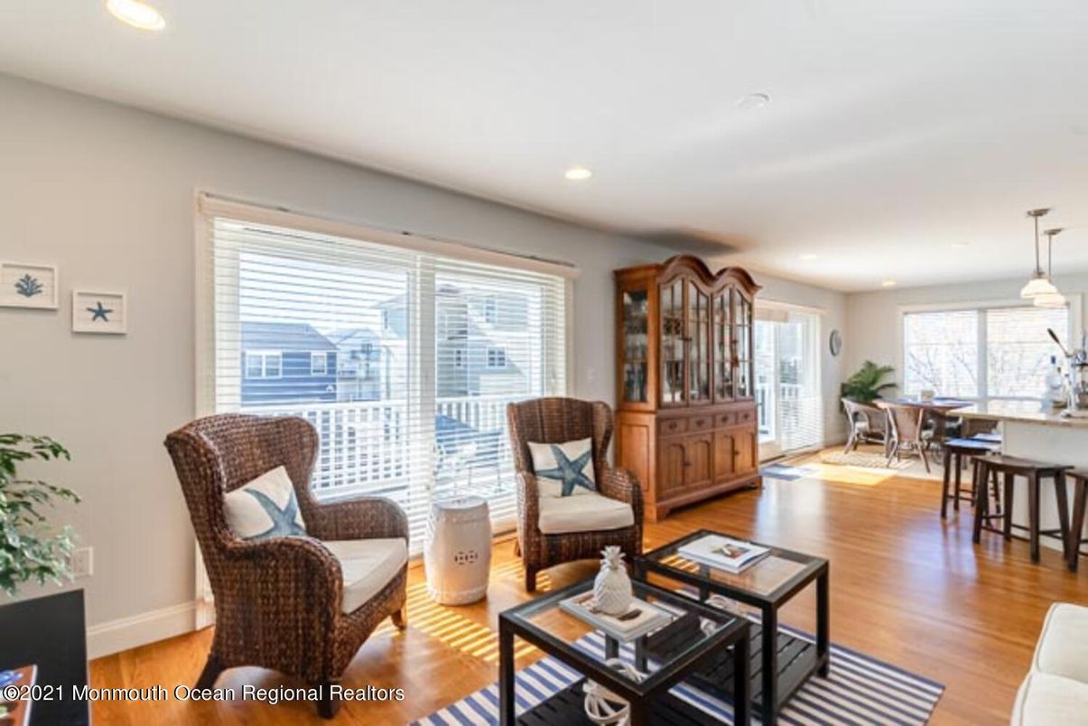 Dining room, Interior, Living room, Pendant Lights, Recessed Lighting, Wood Texture Flooring