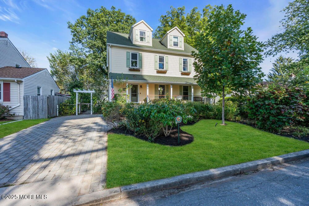 Exterior, Facade, Queen Anne Victorian