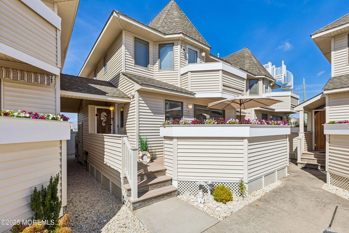 Exterior, Facade, Queen Anne Victorian