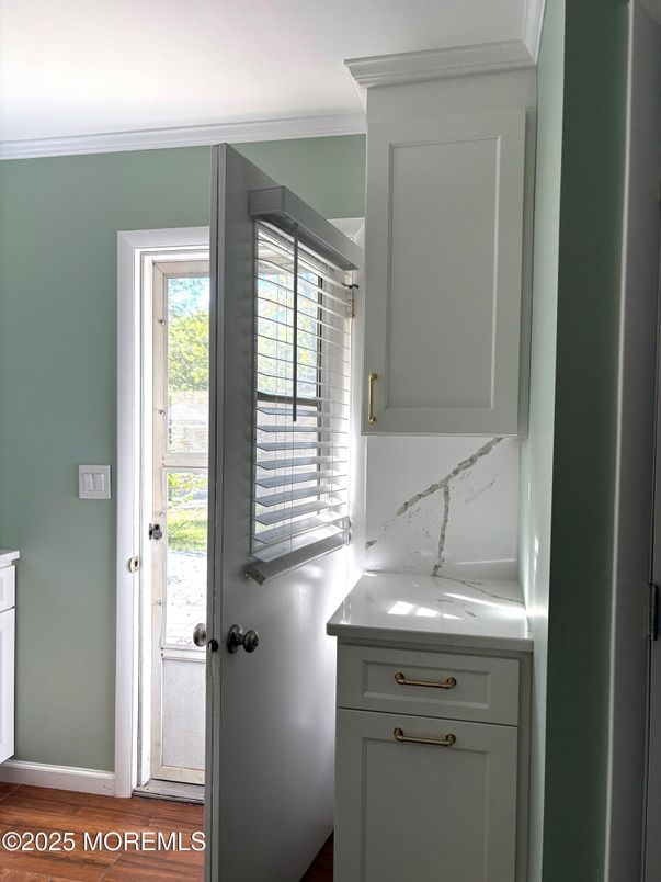 Interior, Washer, Wood Texture Flooring