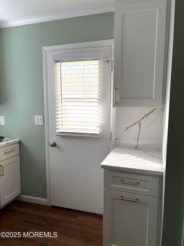 Interior, Washer, Wood Texture Flooring
