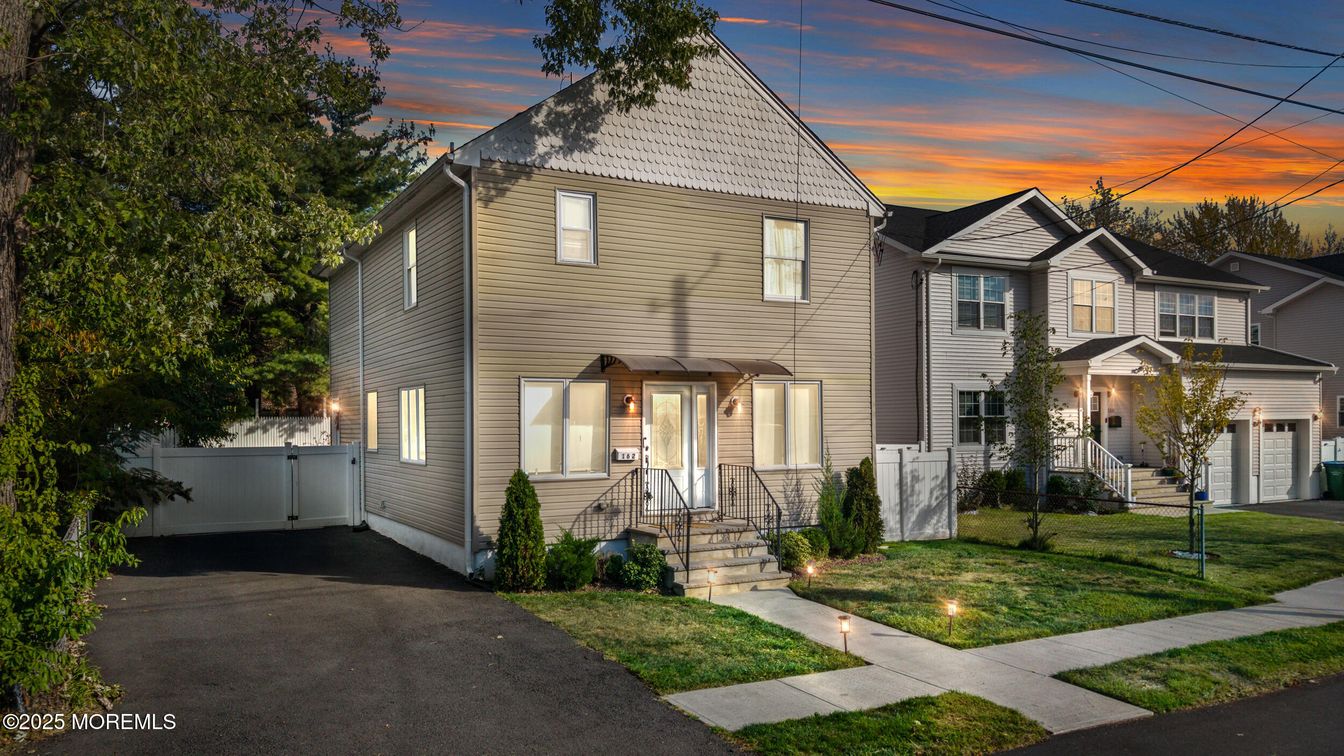 Attached, Exterior, Facade, Queen Anne Victorian