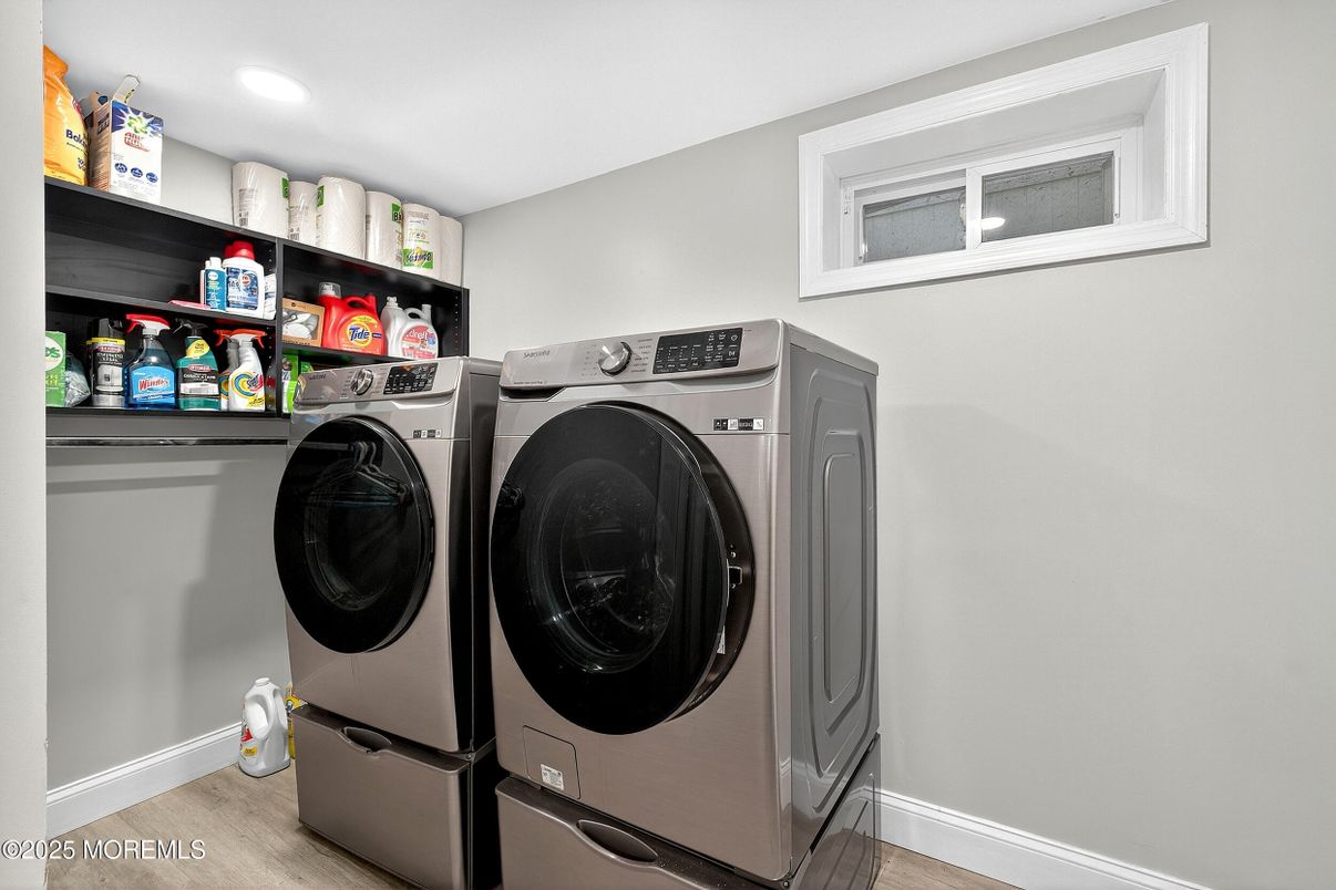 Interior, Recessed Lighting, Washer, Wood Texture Flooring