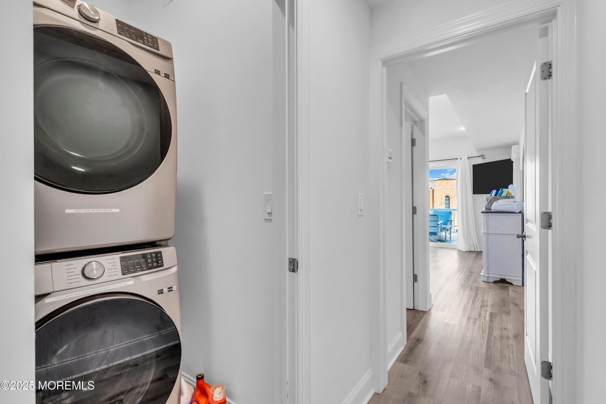 Interior, Utility Closets, Washer, Wood Texture Flooring