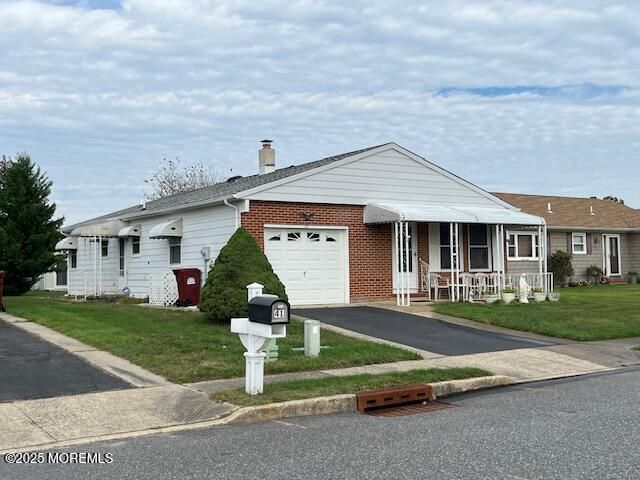 Attached, Exterior, Facade, Brick Facade, Ranch