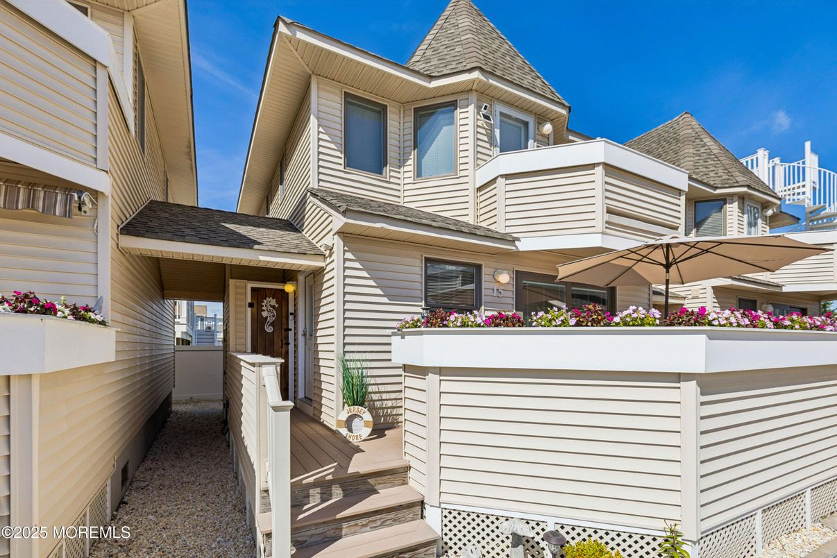 Exterior, Facade, Queen Anne Victorian