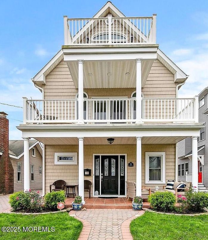 Exterior, Facade, Queen Anne Victorian