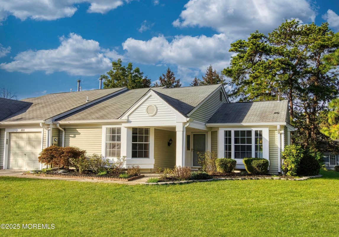 Attached, Exterior, Facade, Ranch