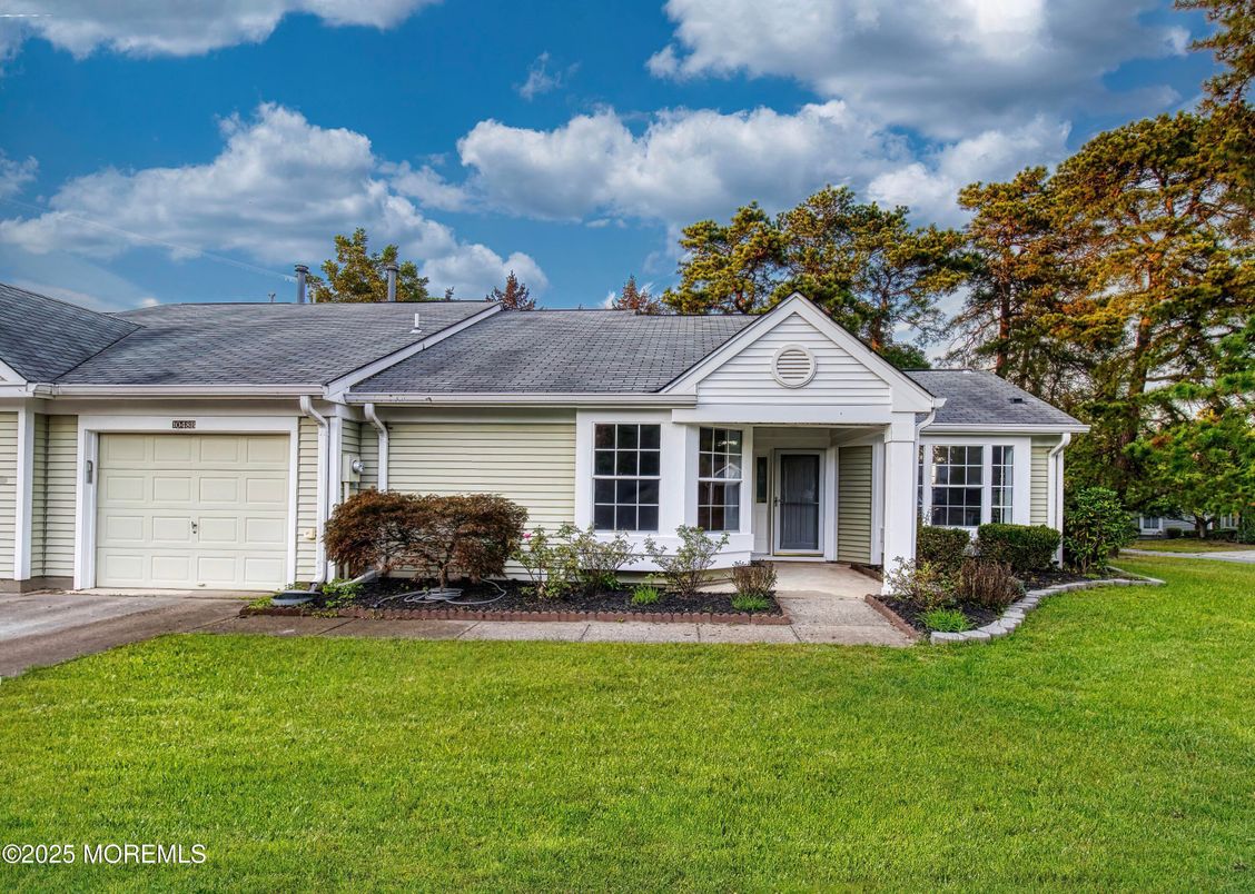 Attached, Exterior, Facade, Ranch