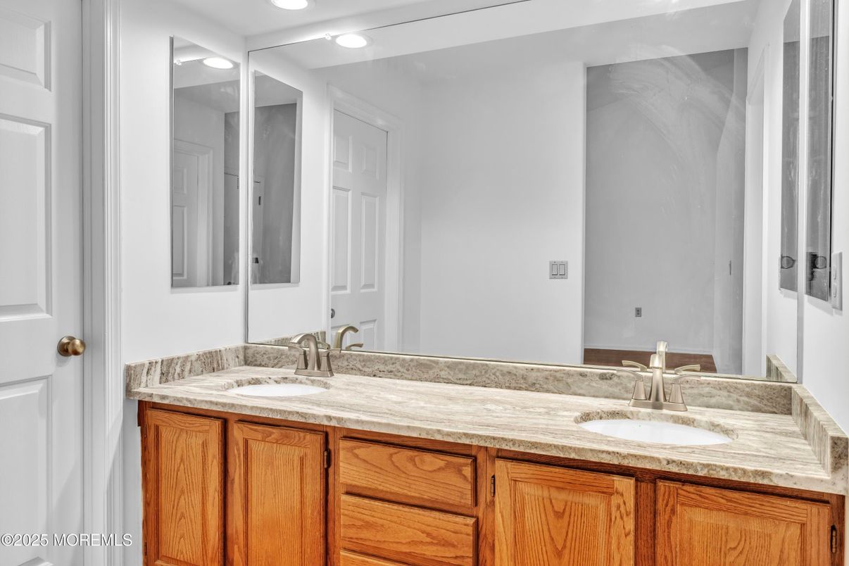 Bathroom, Dual Sink Vanities, Interior, Recessed Lighting