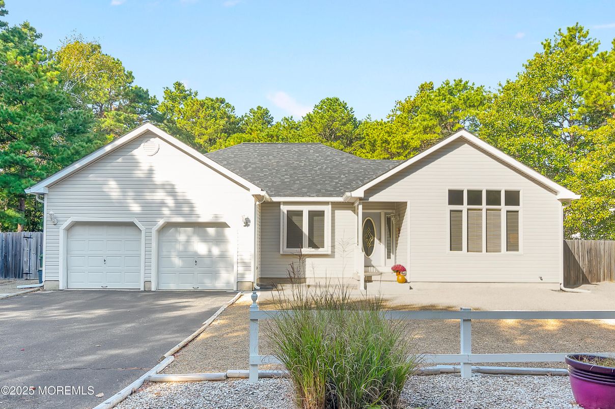 Attached, Exterior, Facade, Ranch