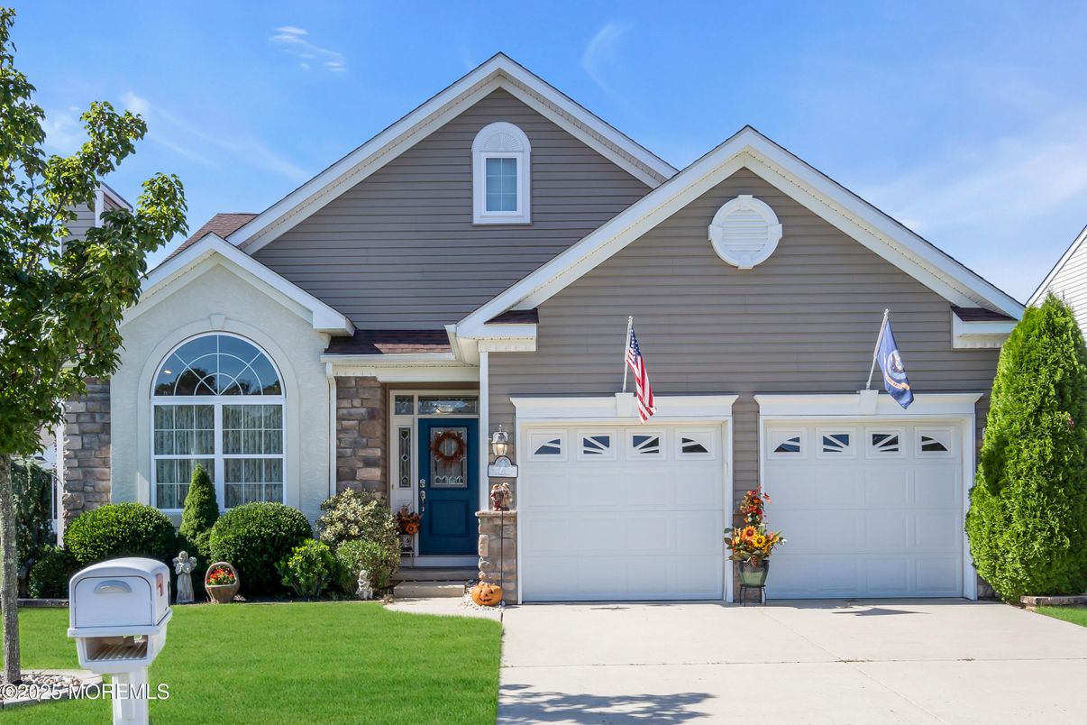 Attached, Exterior, Facade, American Craftsman