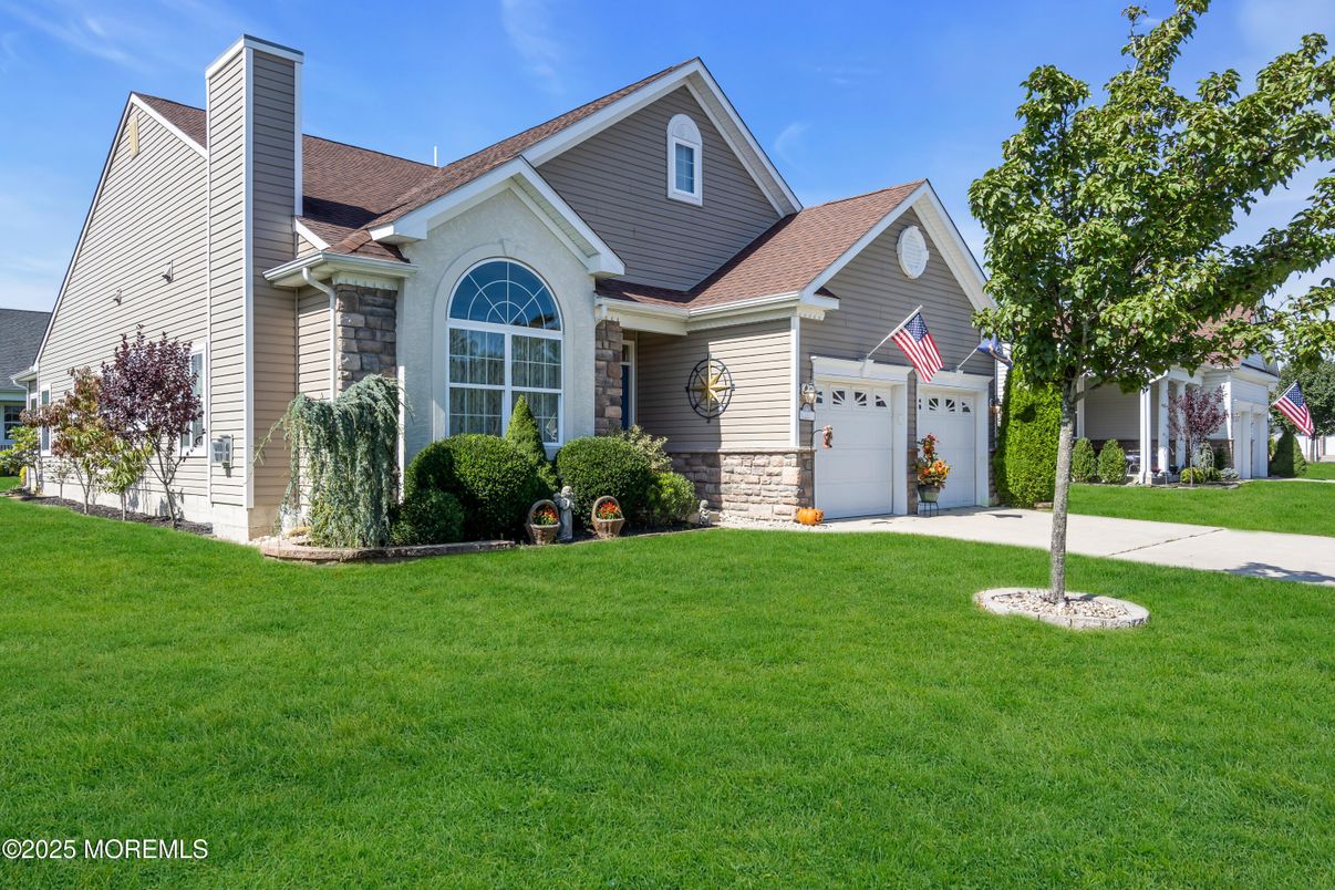 Attached, Exterior, Facade, Farmhouse