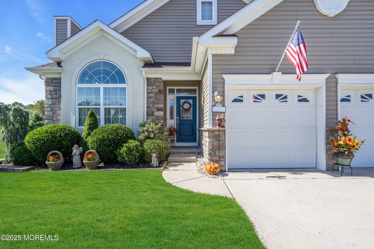 Attached, Exterior, Facade, American Craftsman