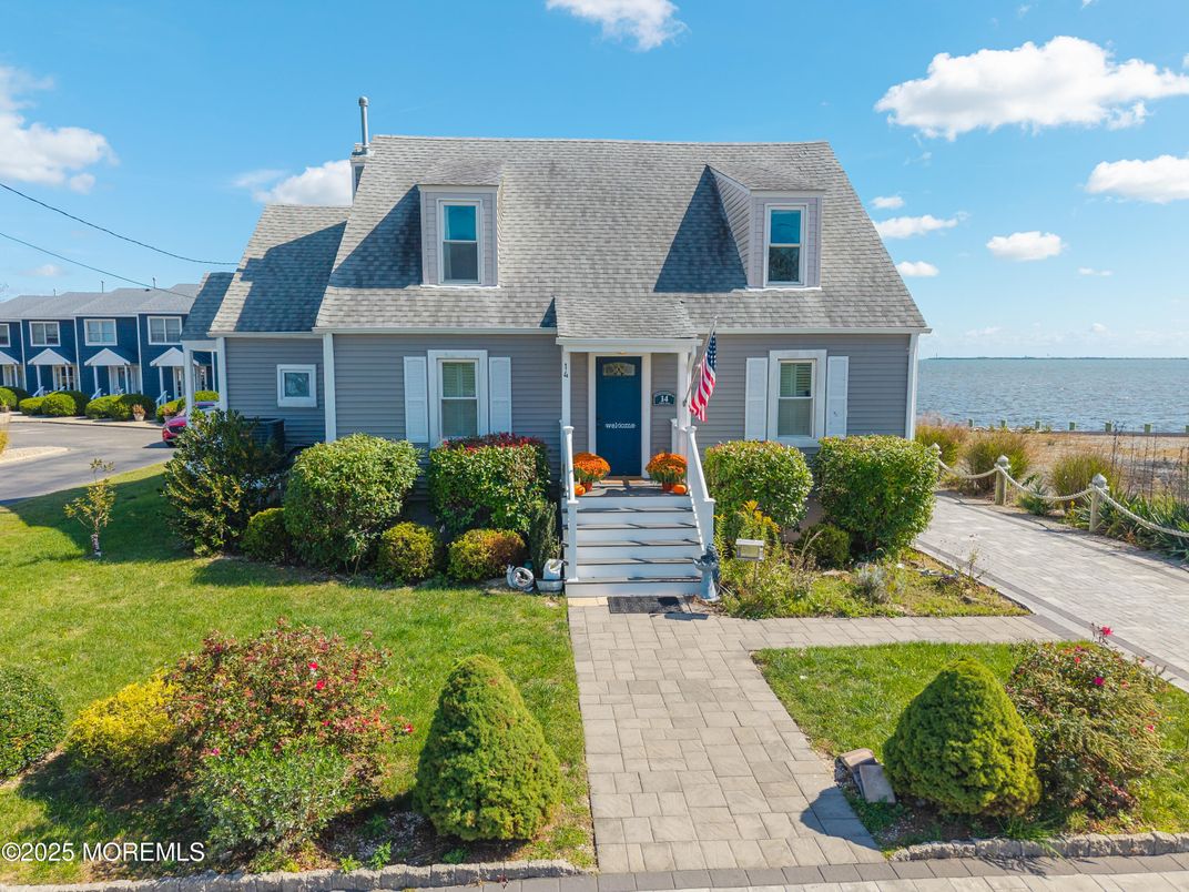 Exterior, Facade, Water, Cape Cod