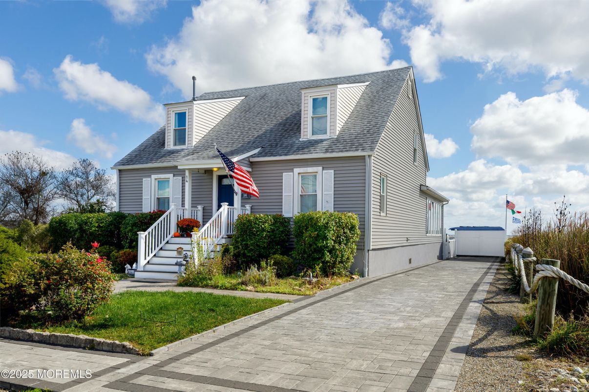 Exterior, Facade, Cape Cod