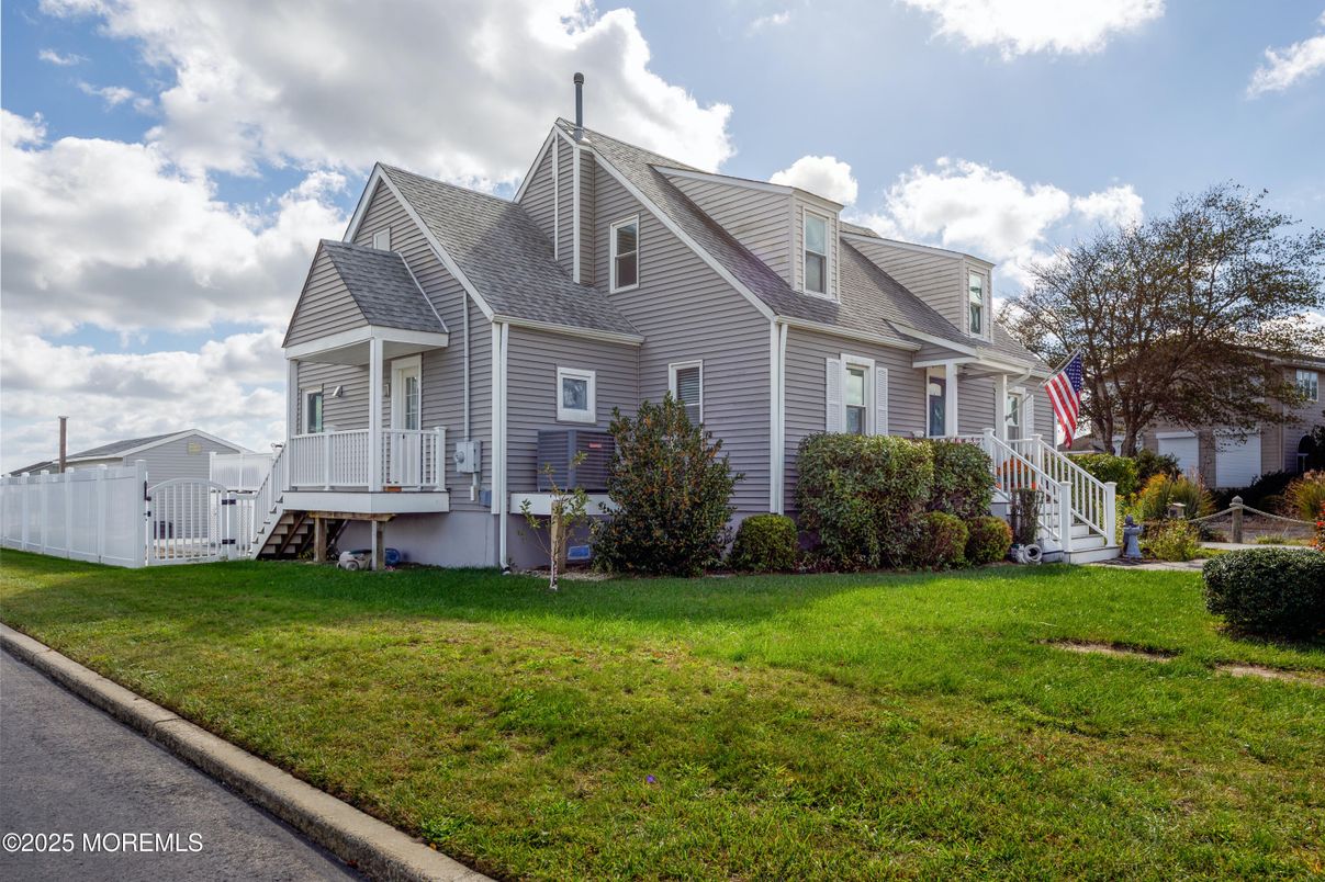 Exterior, Facade, Queen Anne Victorian