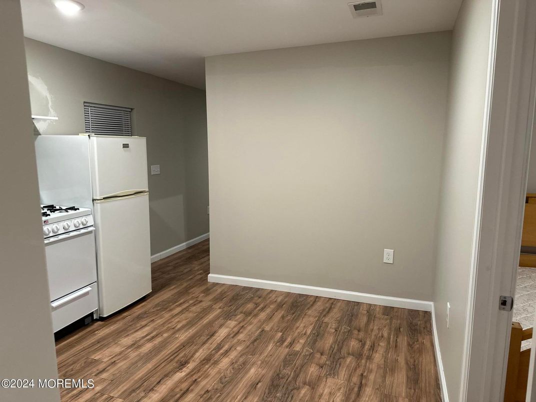 Interior, Recessed Lighting, Washer, Wood Texture Flooring
