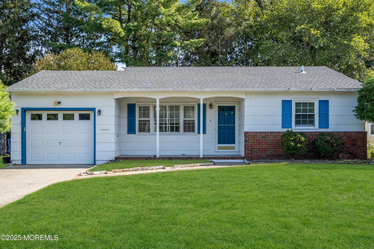 Attached, Exterior, Facade, Ranch