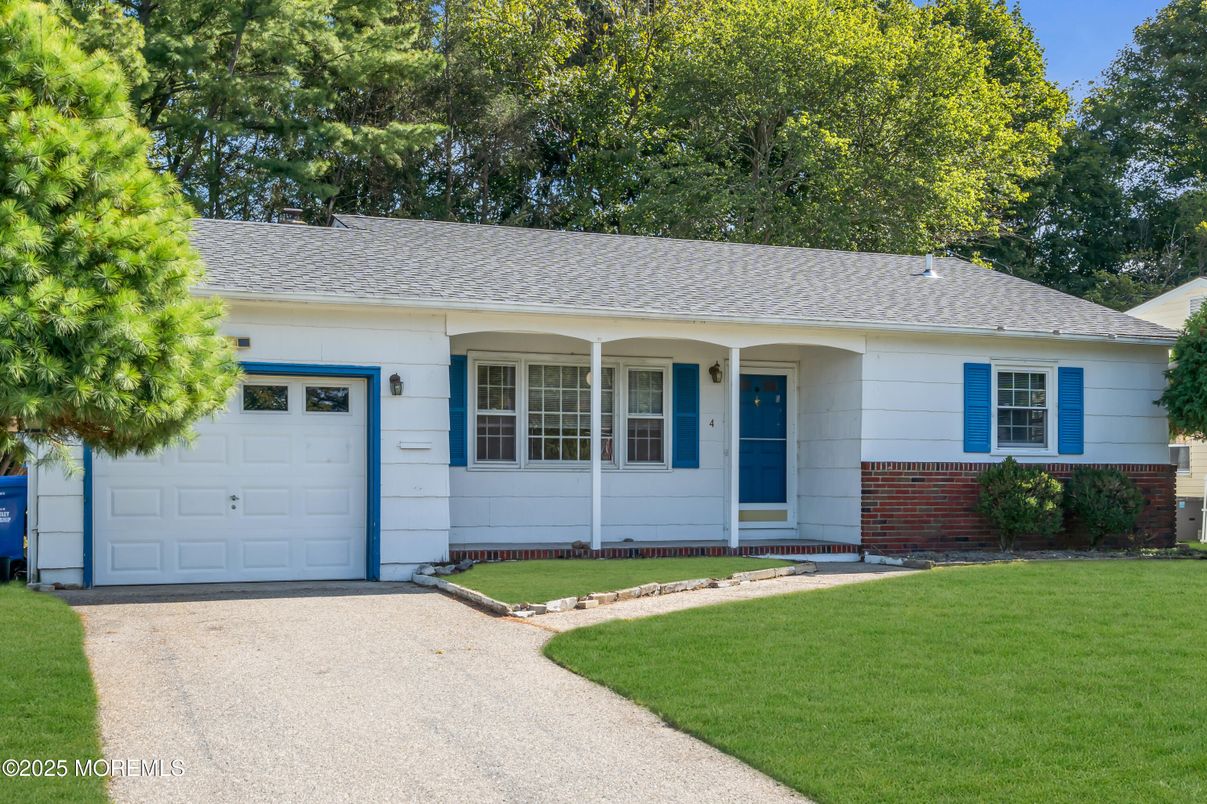 Attached, Exterior, Facade, Ranch