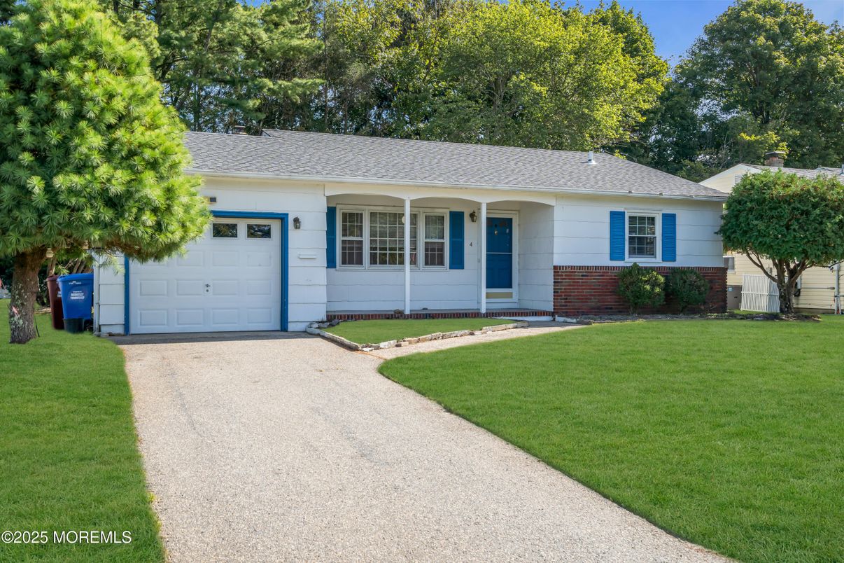 Attached, Exterior, Facade, Ranch