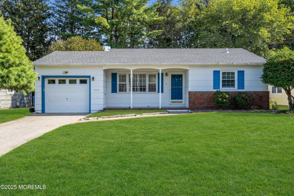 Attached, Exterior, Facade, Ranch