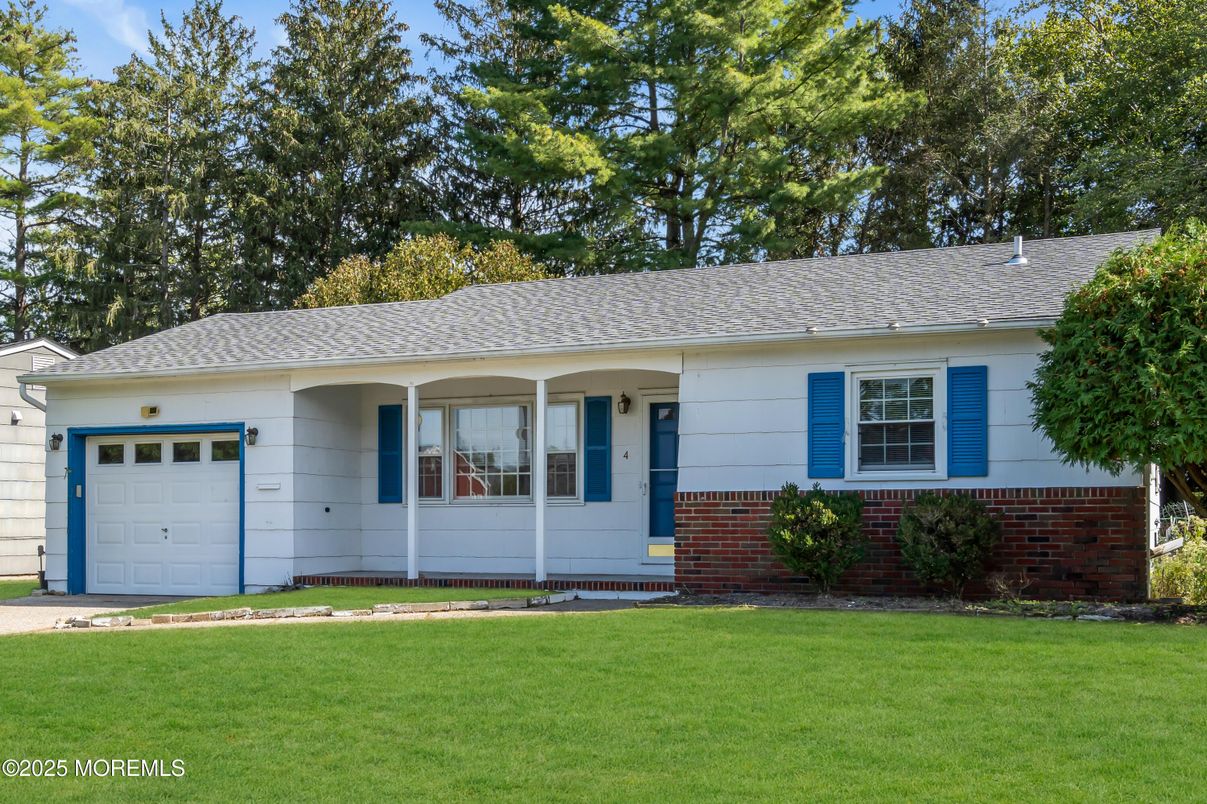 Attached, Exterior, Facade, Ranch