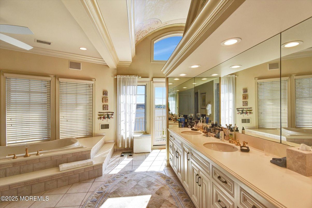 Bathroom, Dual Sink Vanities, Interior, Recessed Lighting, Water