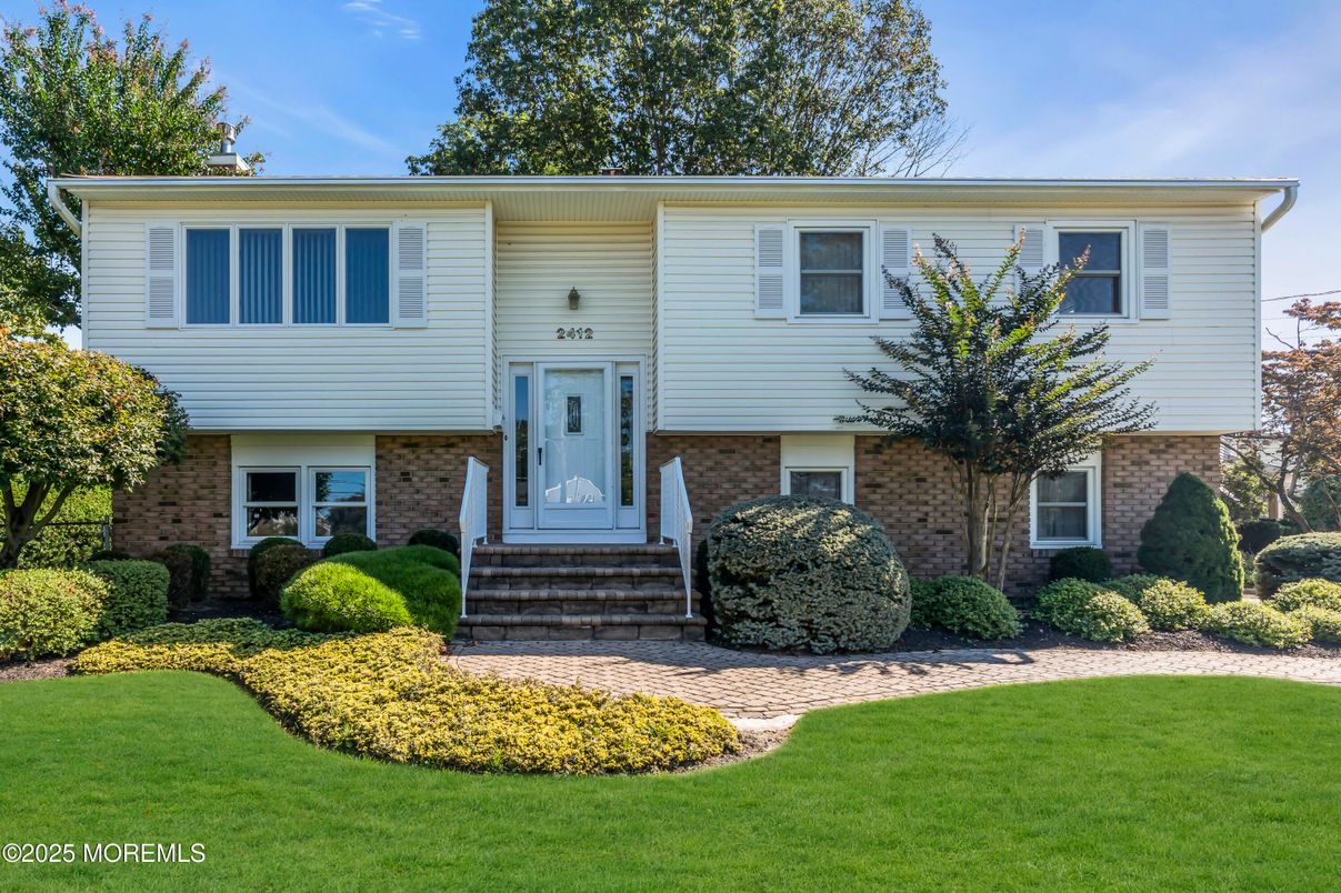 Exterior, Facade, Brick Facade, Raised Ranch