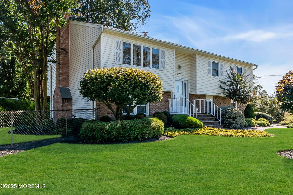 Exterior, Facade, Brick Facade, Raised Ranch