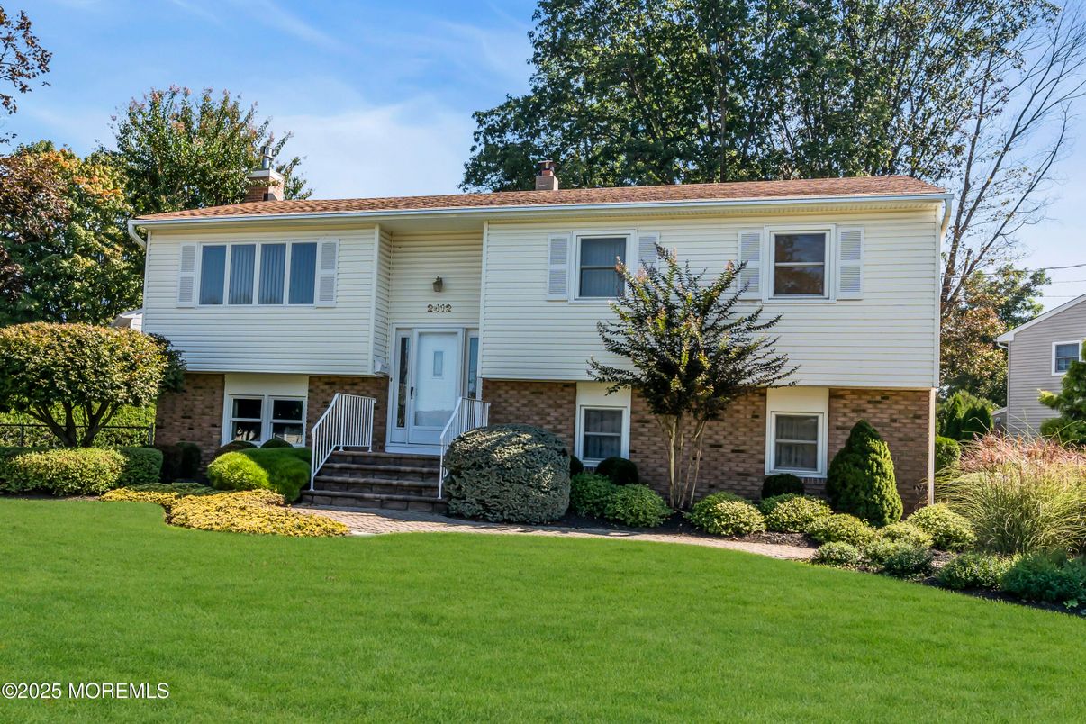 Exterior, Facade, Brick Facade, Raised Ranch