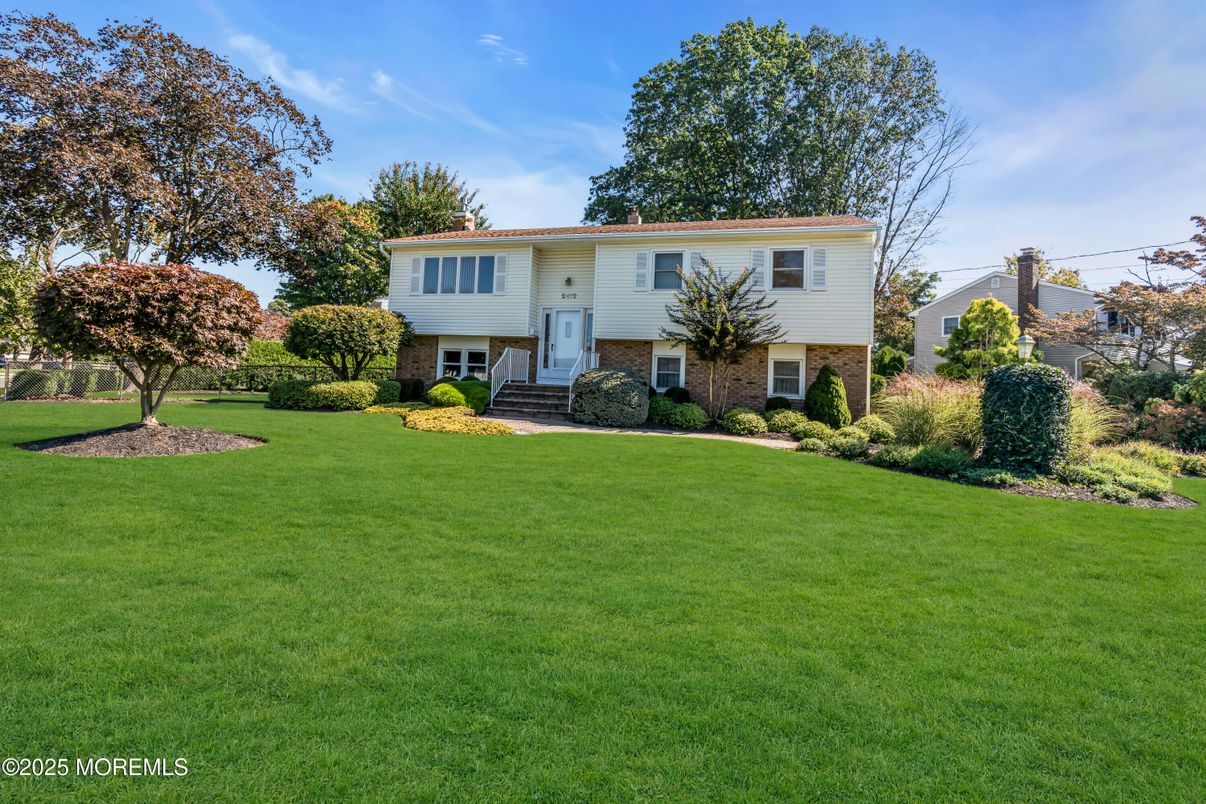 Backyard, Exterior, Facade, Brick Facade, Raised Ranch