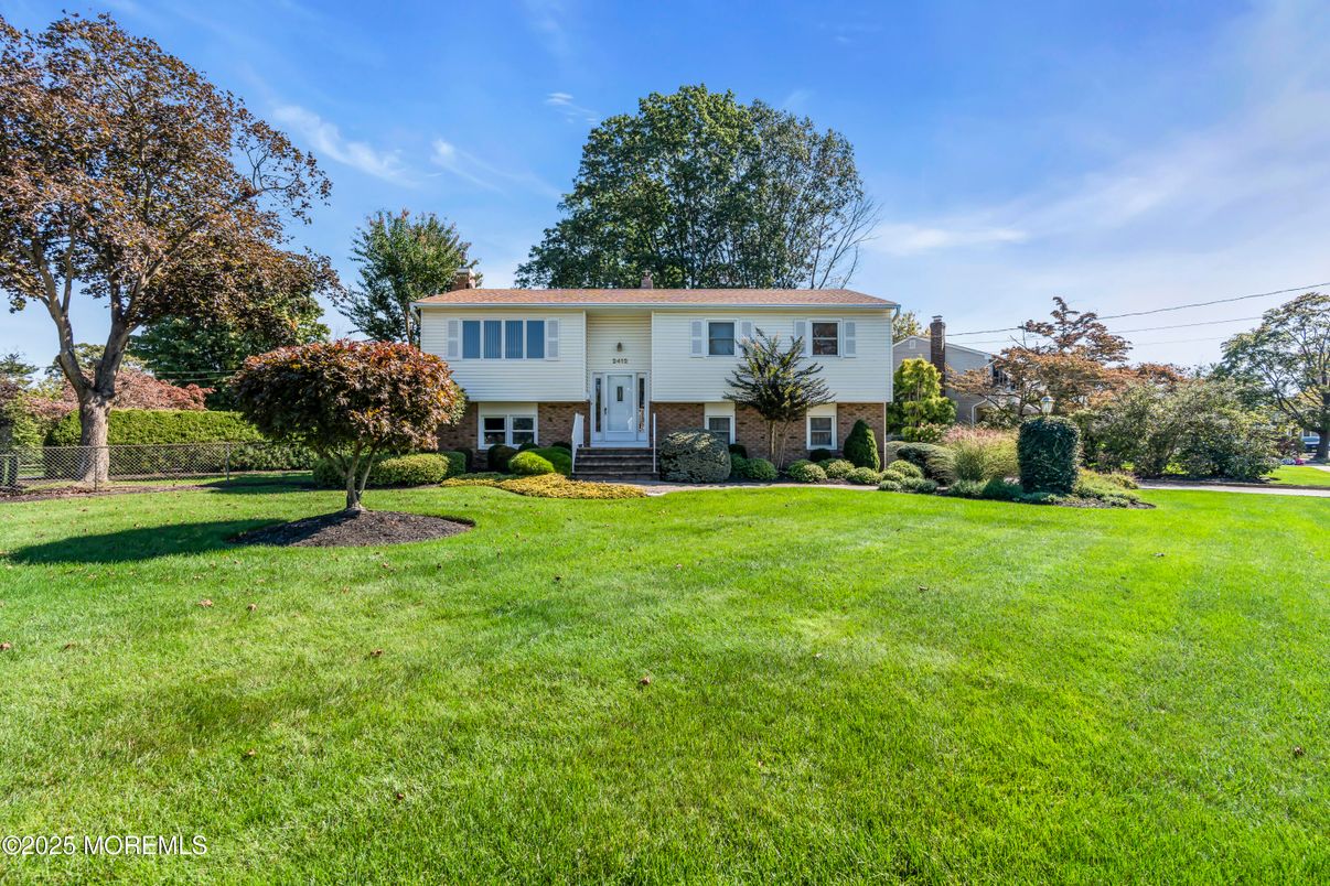 Backyard, Exterior, Facade, Raised Ranch