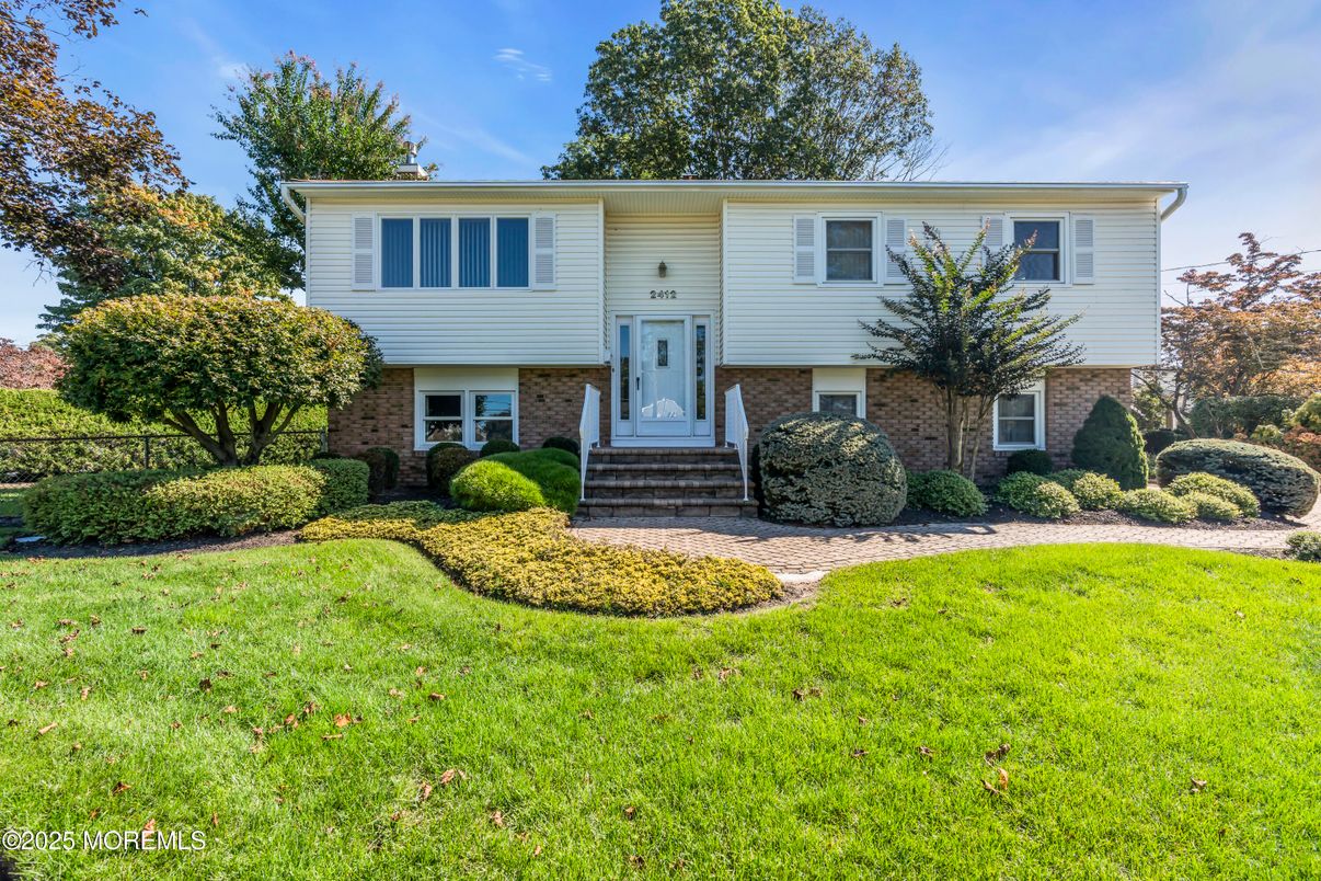Exterior, Facade, Brick Facade, Raised Ranch