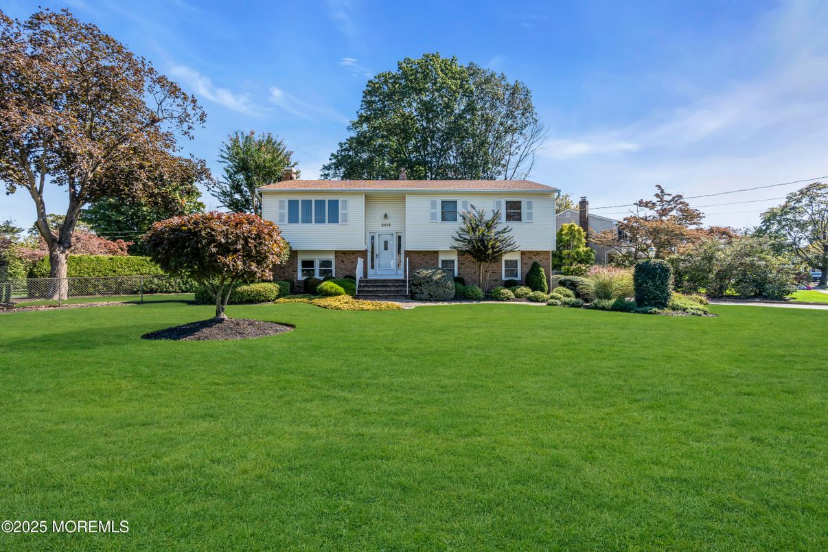 Backyard, Exterior, Facade, Raised Ranch