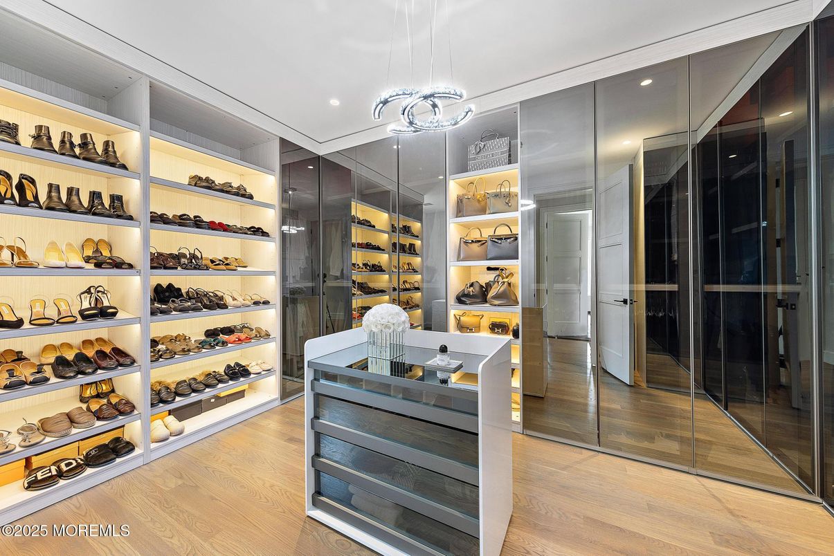Interior, Pendant Lights, Recessed Lighting, Walk-in Closets, Wood Texture Flooring