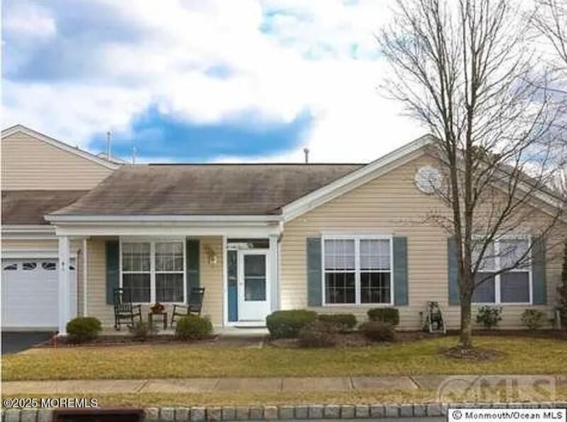 Attached, Exterior, Facade, Ranch
