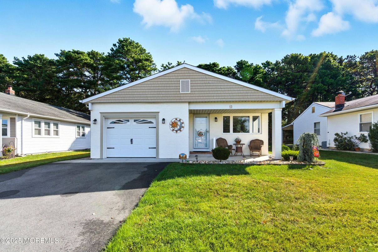 Attached, Exterior, Facade, Ranch