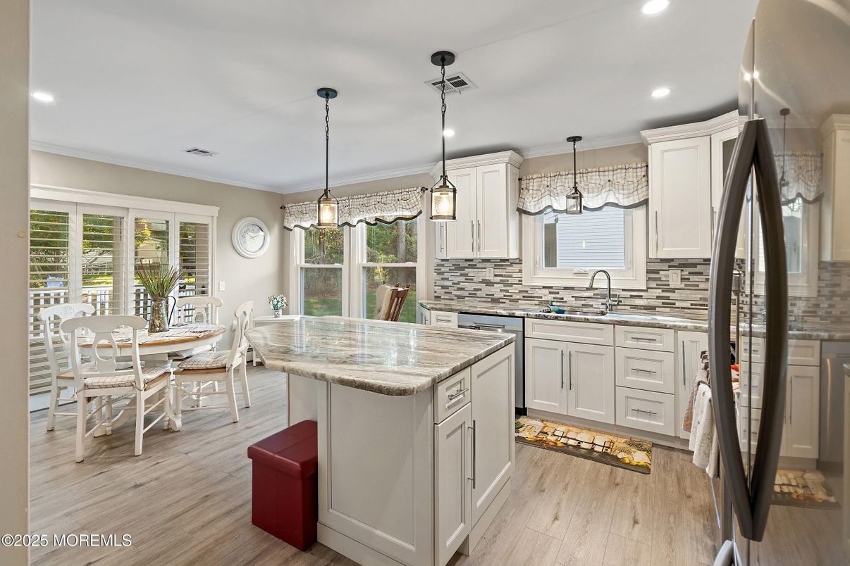 Dining room, Interior, Kitchen, Pendant Lights, Recessed Lighting, Wood Texture Flooring