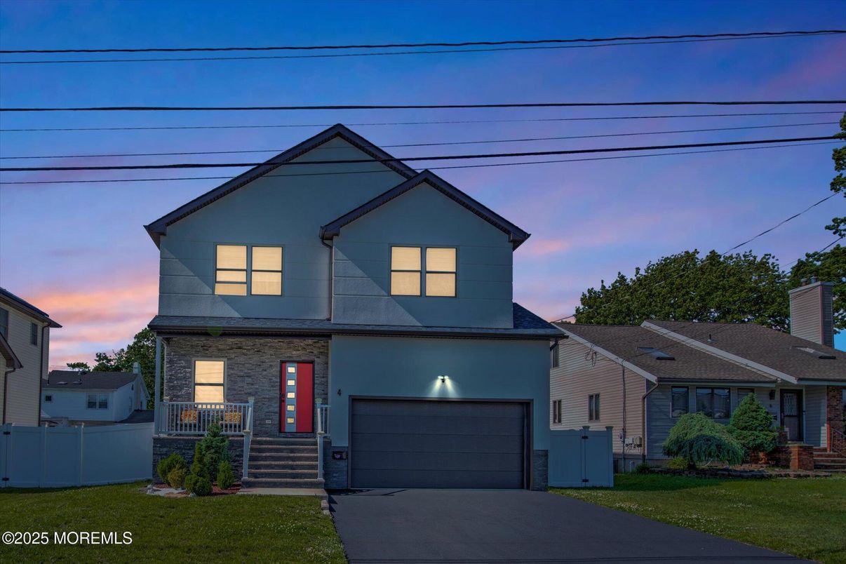 Attached, Exterior, Facade, American Craftsman