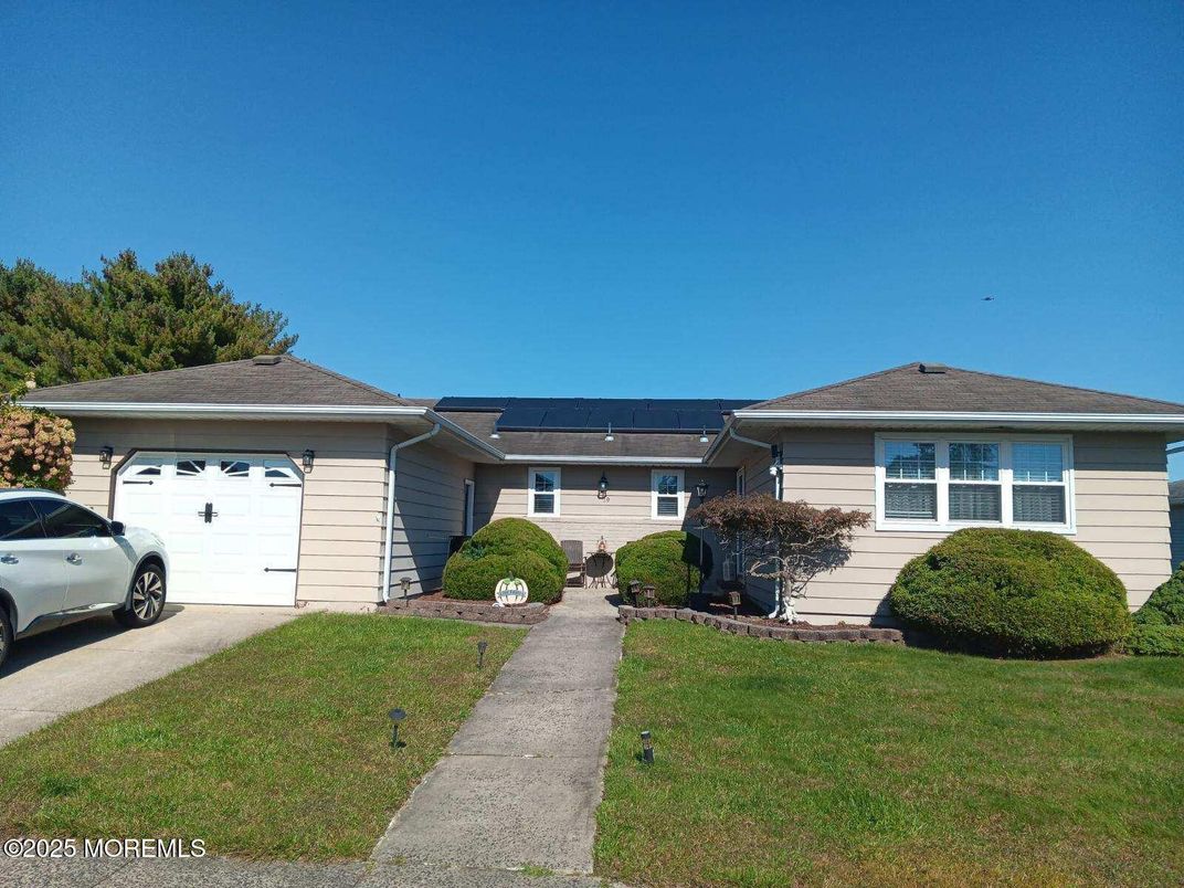 Attached, Exterior, Facade, Ranch