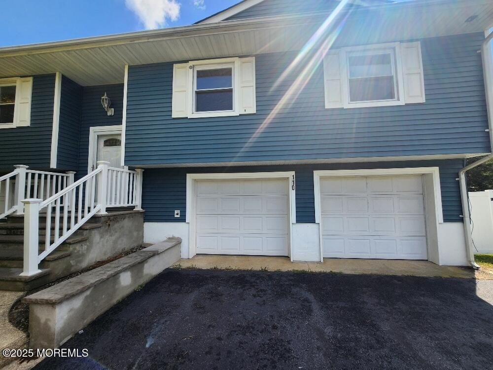 Attached, Exterior, Facade, None