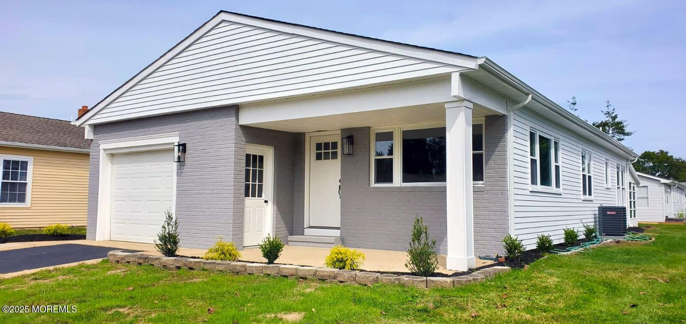 Attached, Exterior, Facade, American Craftsman
