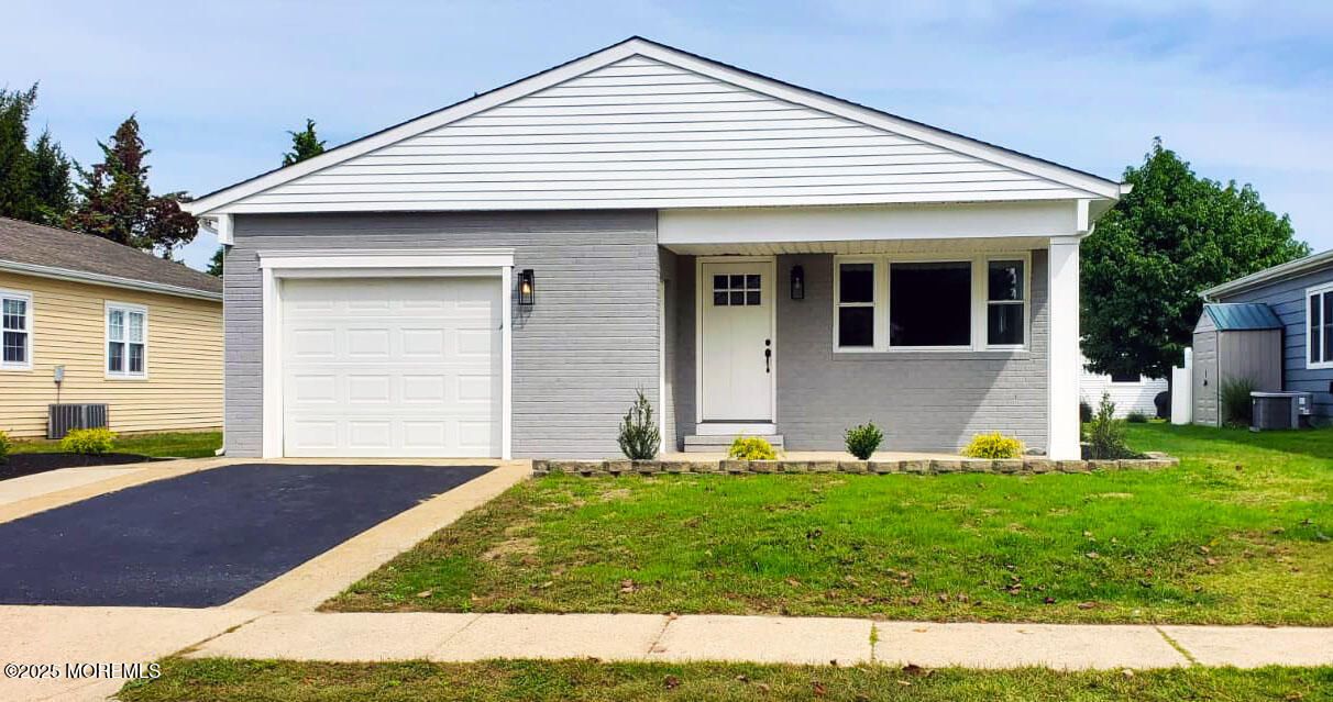 Attached, Exterior, Facade, Ranch