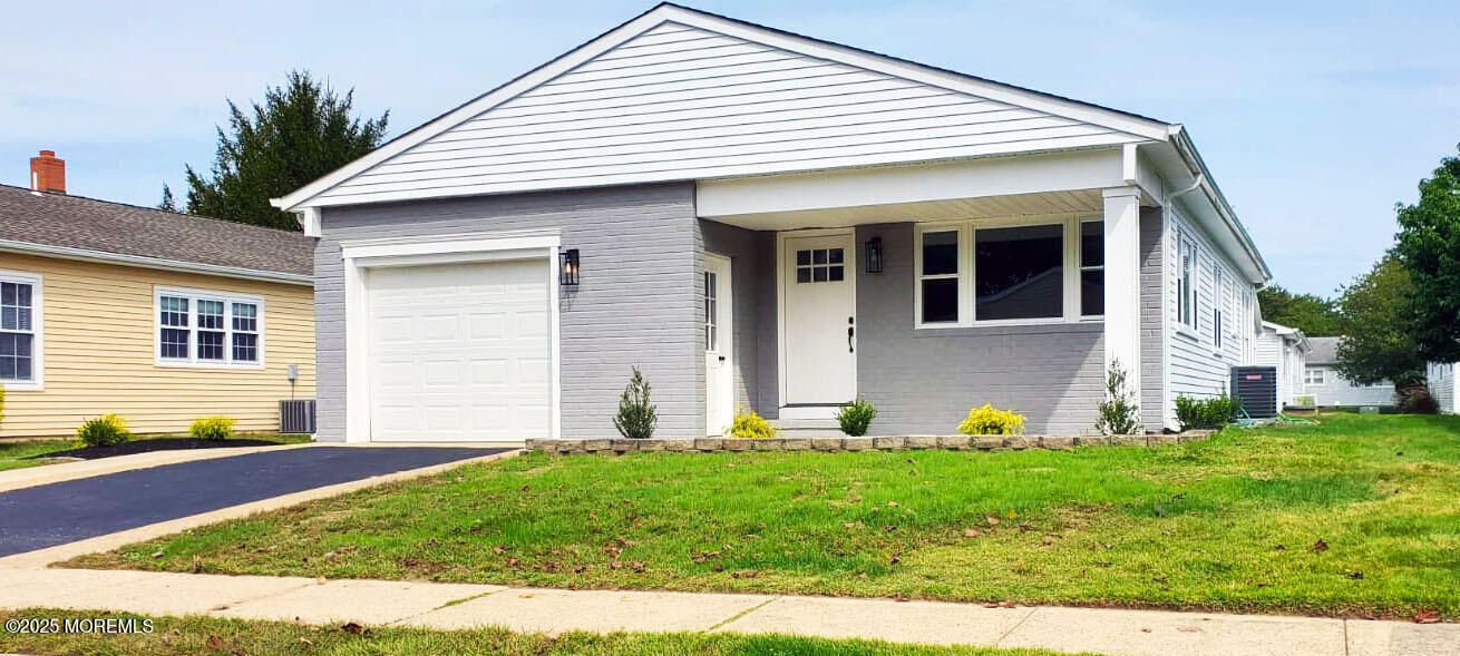Attached, Exterior, Facade, Ranch