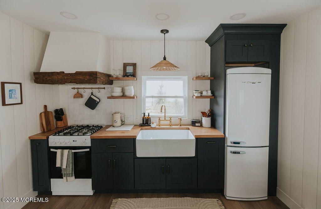Interior, Kitchen, Pendant Lights, Wood Texture Flooring