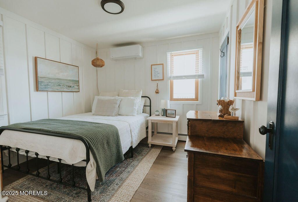 Bedroom, Interior, Pendant Lights, Wood Texture Flooring