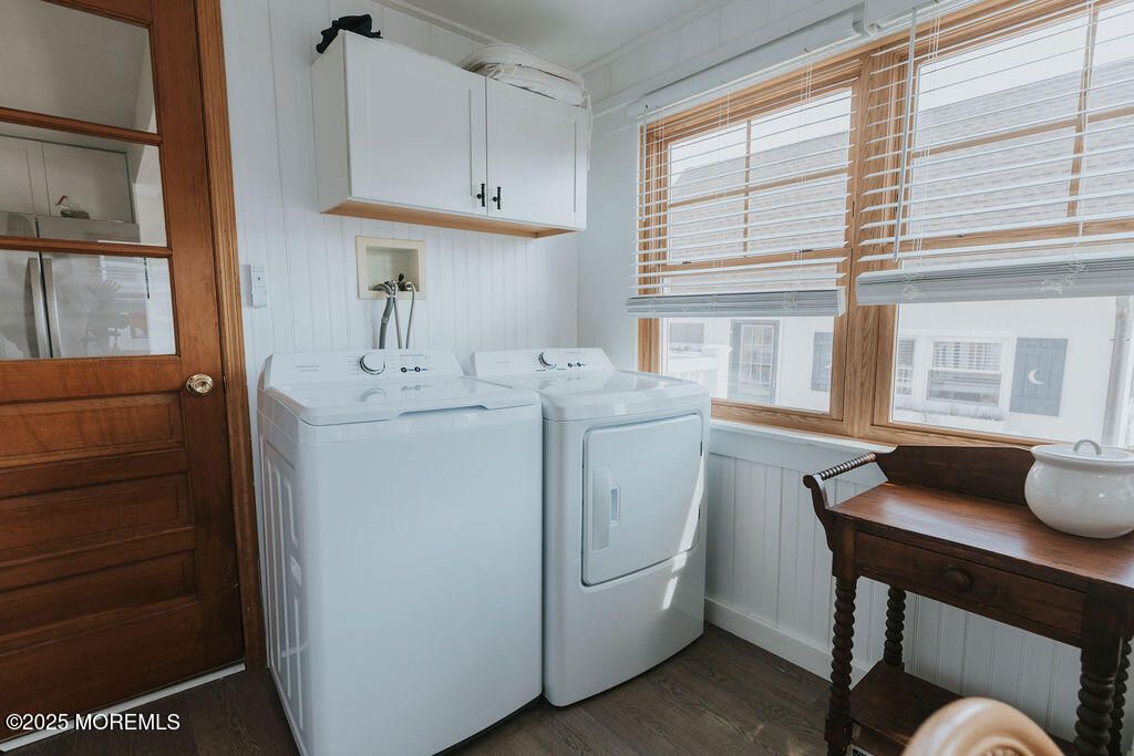 Interior, Washer, Wood Texture Flooring